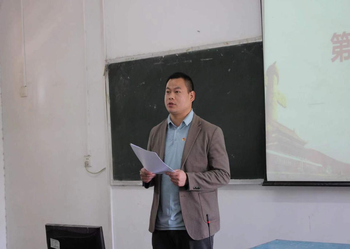我校团委举办第三期团课结业典礼暨入团仪式