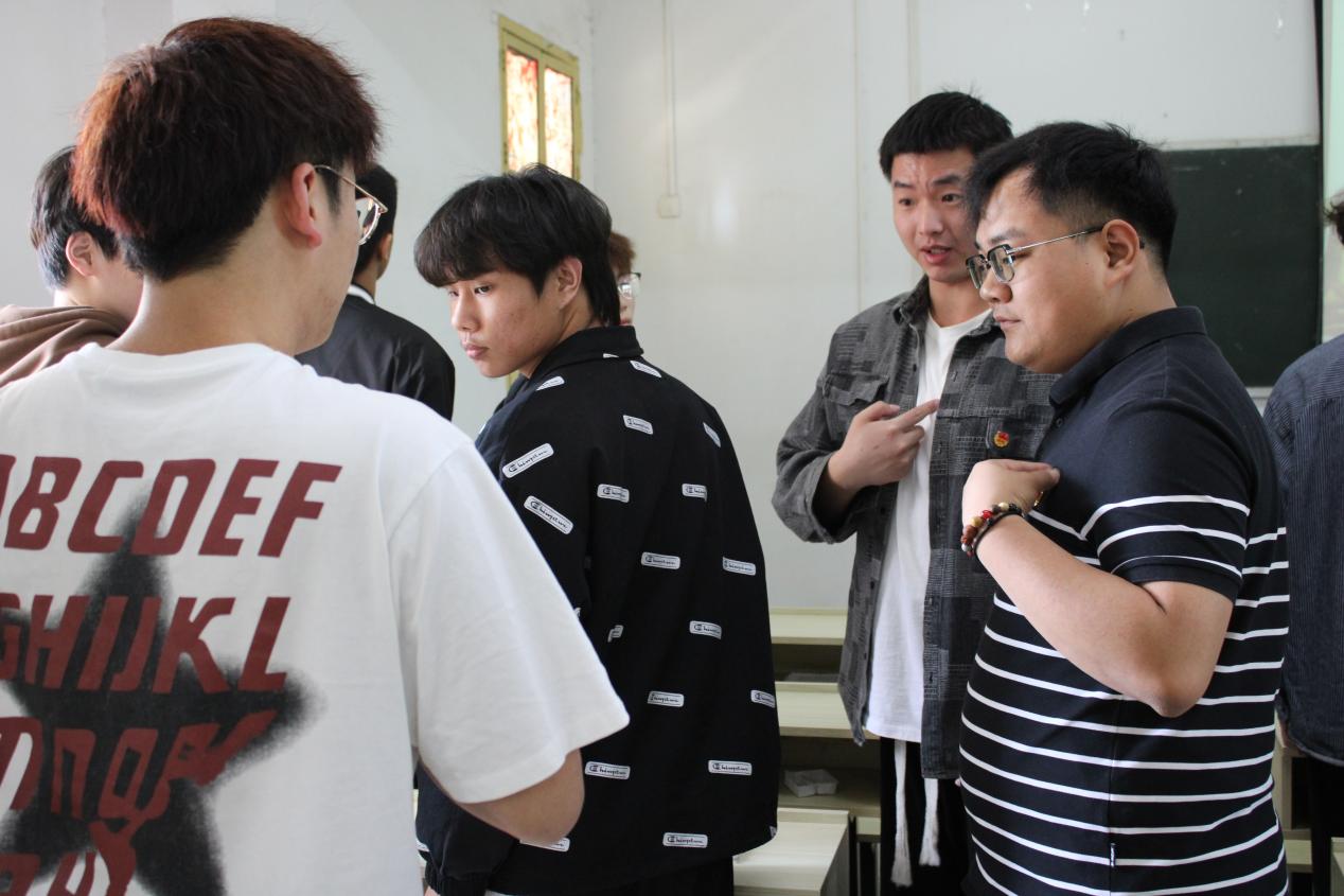 我校团委举办第三期团课结业典礼暨入团仪式