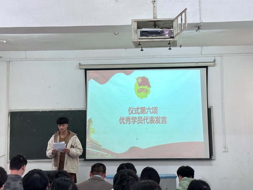 我校团委举办第三期团课结业典礼暨入团仪式