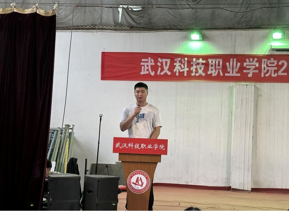 我校举办2022-2023学年“五四”表彰大会暨文艺汇演