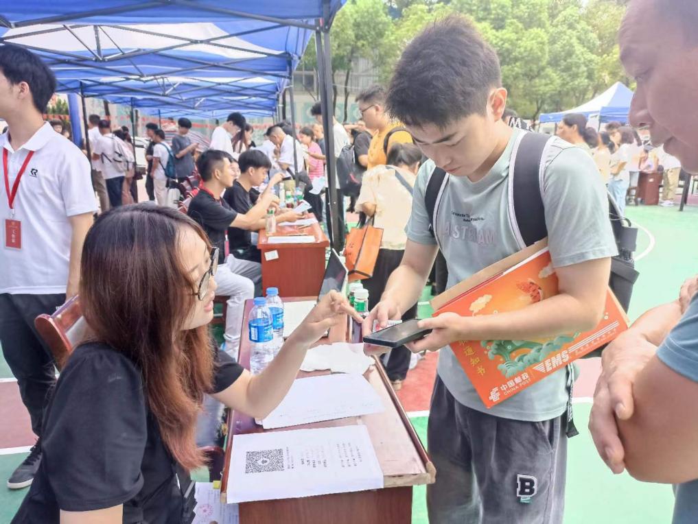 我校顺利开展迎接2023级新生报道工作