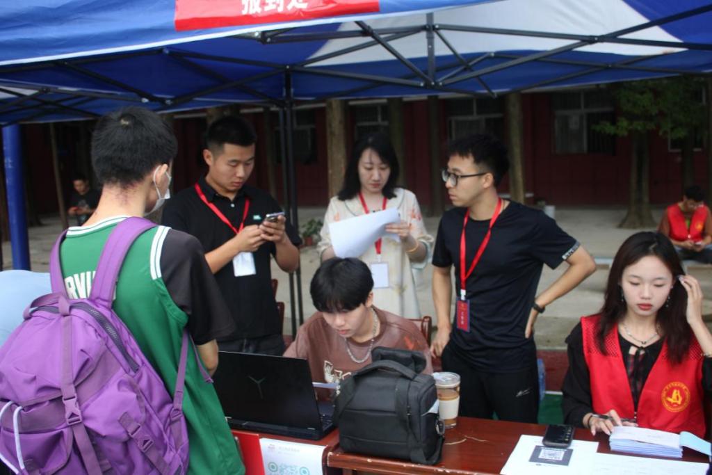 我校顺利开展迎接2023级新生报道工作