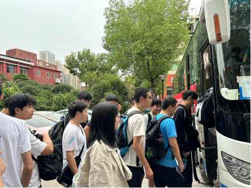 武科职学子开启新征程：世界杯官网欢送学生赴企业实习就业！