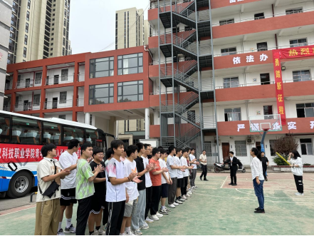 武科职学子开启新征程：世界杯官网欢送学生赴企业实习就业！