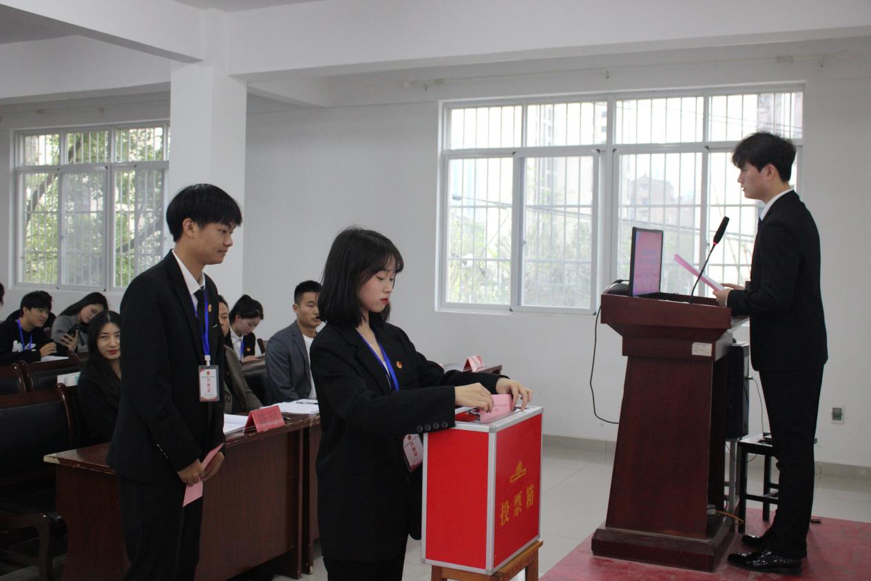 同心聚力学代会 逐梦青春向未来  ——我校第十二次学生代表大会胜利召开