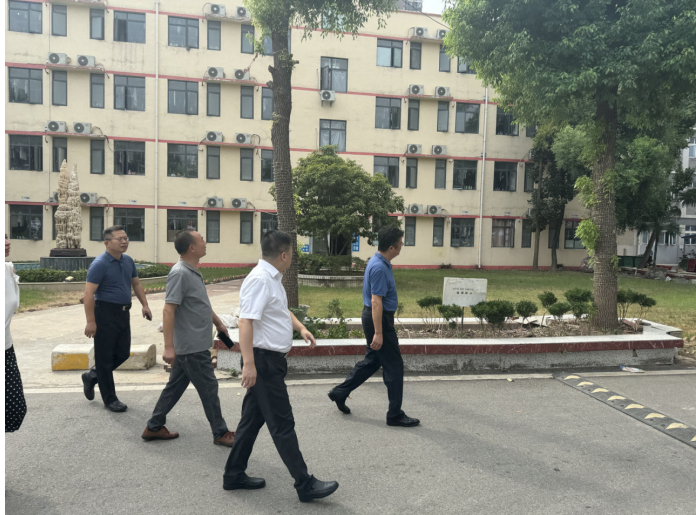 武汉市教育局领导实地指导我校开学迎新准备工作
