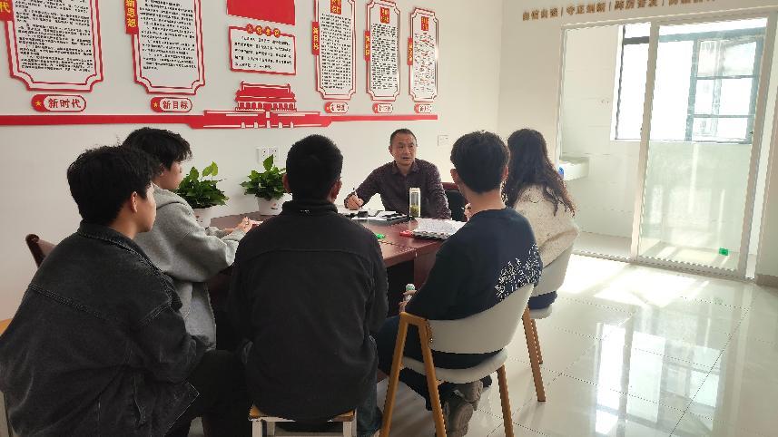 2026世界杯官网党委书记进学生社区 践行中央八项规定精神