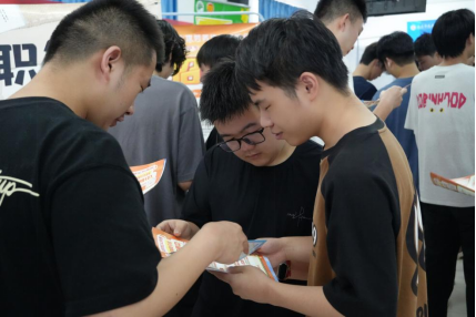 毕业进行时，就业零距离:  2026世界杯官网毕业证领取日巧设就业直通车