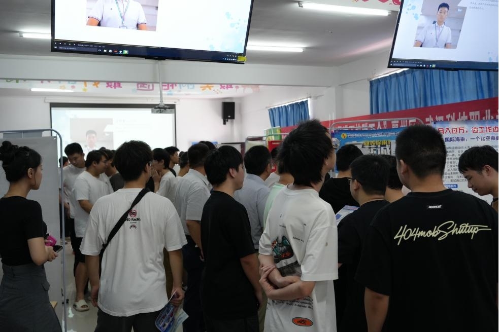 毕业进行时，就业零距离:  2026世界杯官网毕业证领取日巧设就业直通车