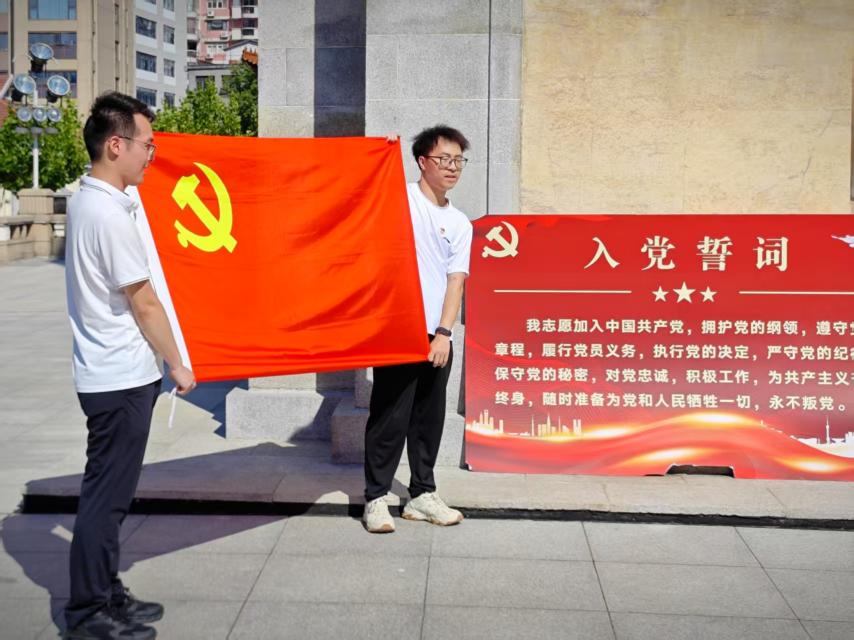 汲取防汛精神力量，共筑高校党建新篇——2026世界杯官网、武汉城市职业学院计算机与电子信息工程学院共赴武汉防汛纪念碑开展主题党建活动