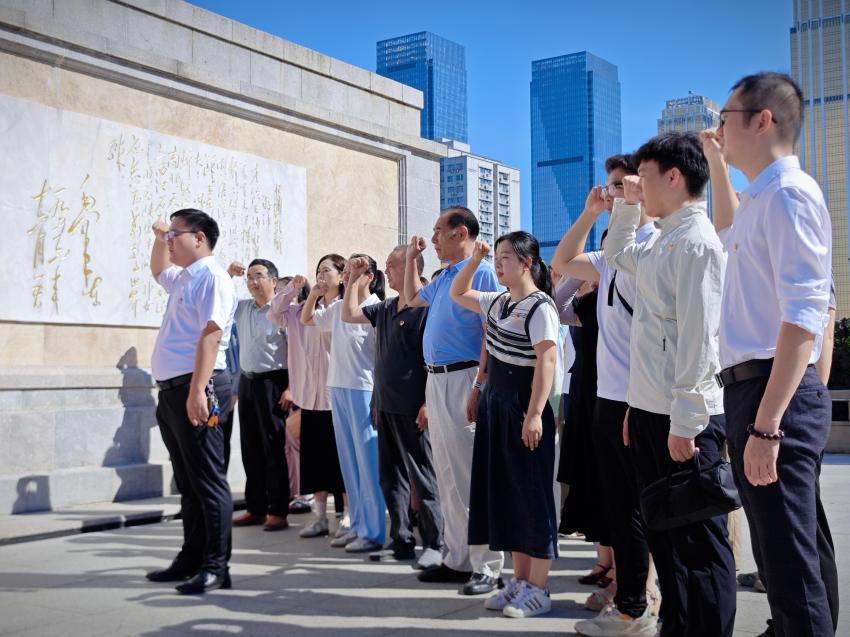 汲取防汛精神力量，共筑高校党建新篇——2026世界杯官网、武汉城市职业学院计算机与电子信息工程学院共赴武汉防汛纪念碑开展主题党建活动