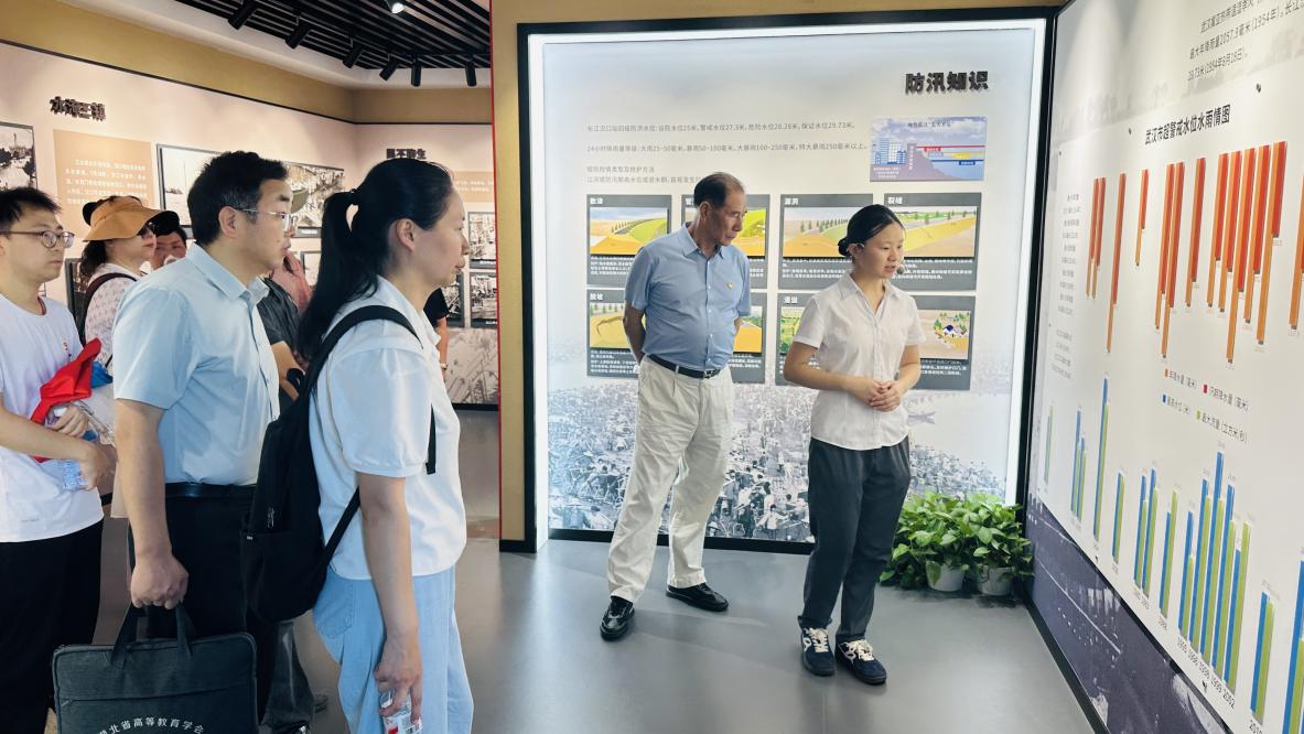 汲取防汛精神力量，共筑高校党建新篇——2026世界杯官网、武汉城市职业学院计算机与电子信息工程学院共赴武汉防汛纪念碑开展主题党建活动