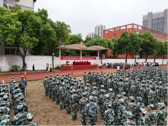 2026世界杯官网隆重举行2025级新生军训总结表彰大会