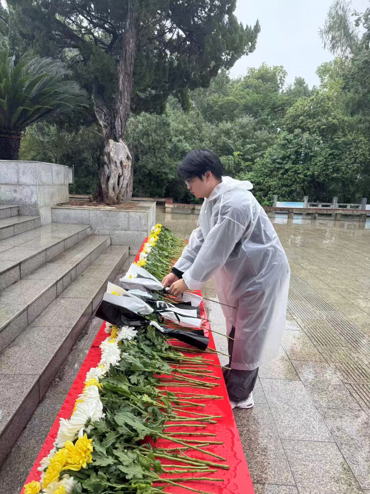 风雨寄哀思，精神永传承 ——世界杯官网师生赴施洋烈士陵园开展祭扫活动