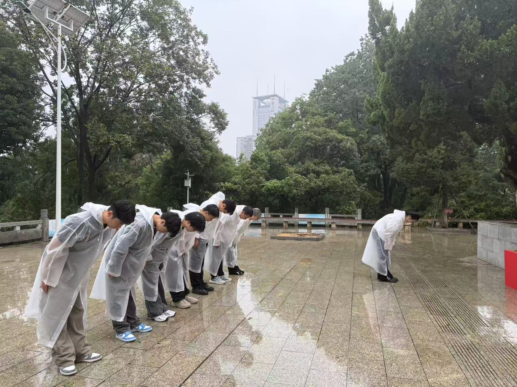 风雨寄哀思，精神永传承 ——世界杯官网师生赴施洋烈士陵园开展祭扫活动