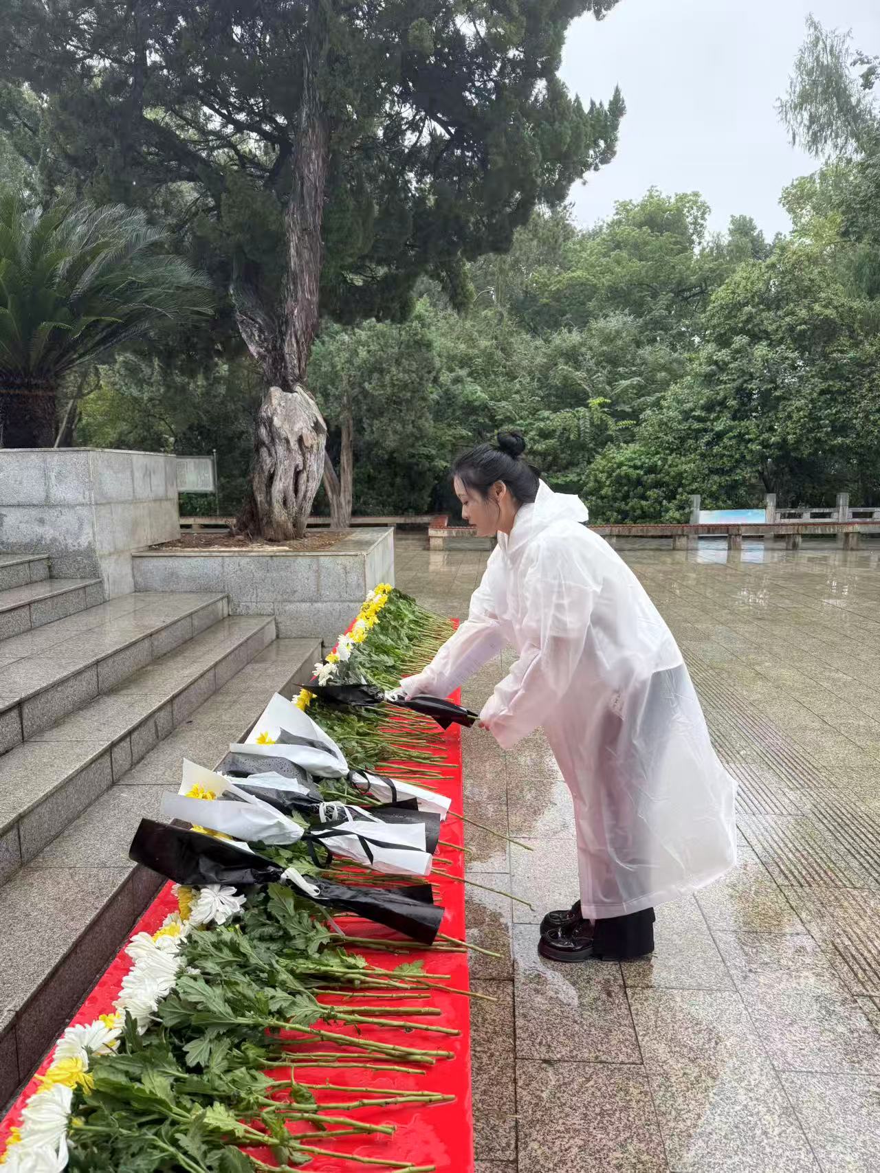 风雨寄哀思，精神永传承 ——世界杯官网师生赴施洋烈士陵园开展祭扫活动