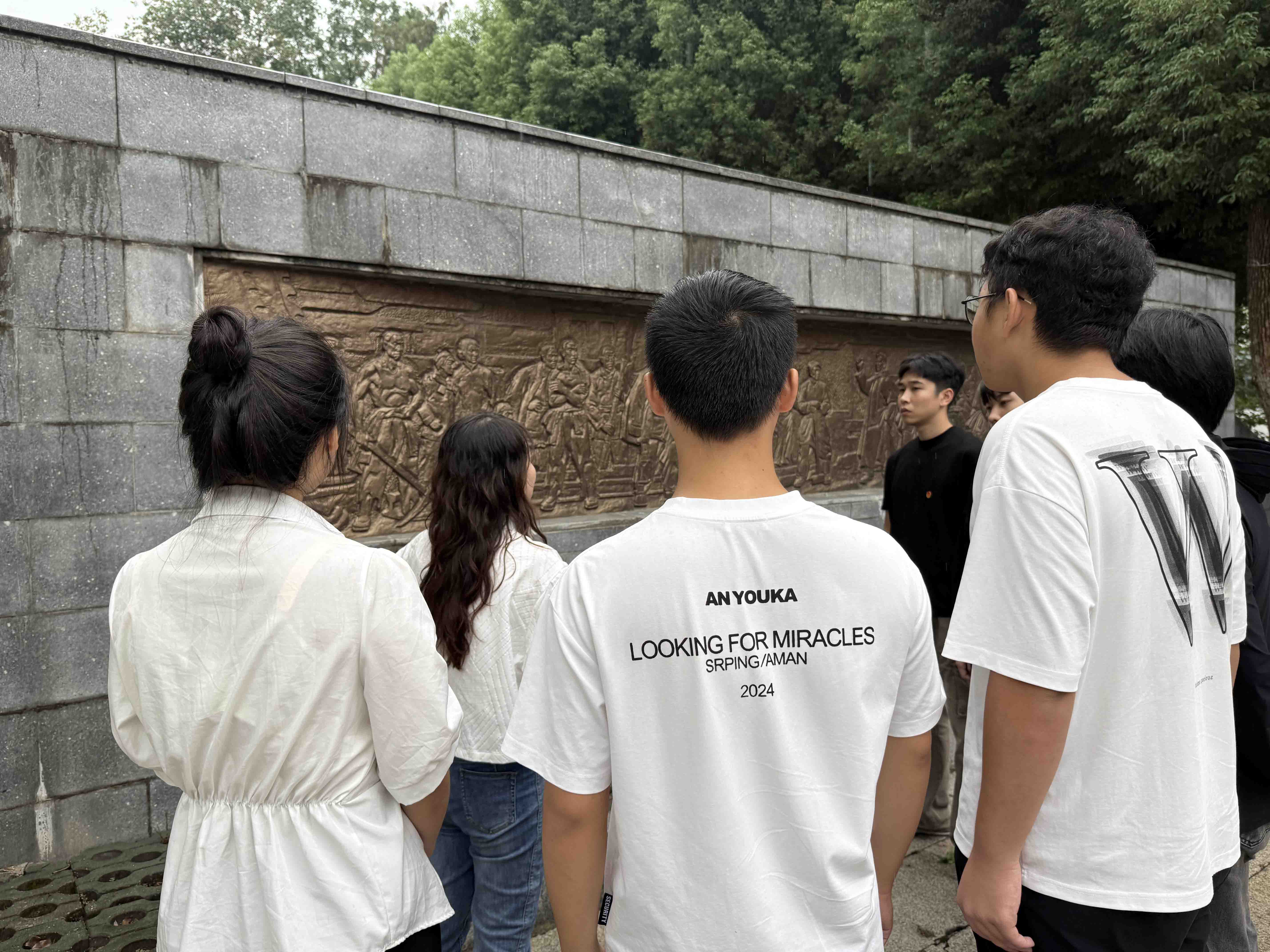 风雨寄哀思，精神永传承 ——世界杯官网师生赴施洋烈士陵园开展祭扫活动