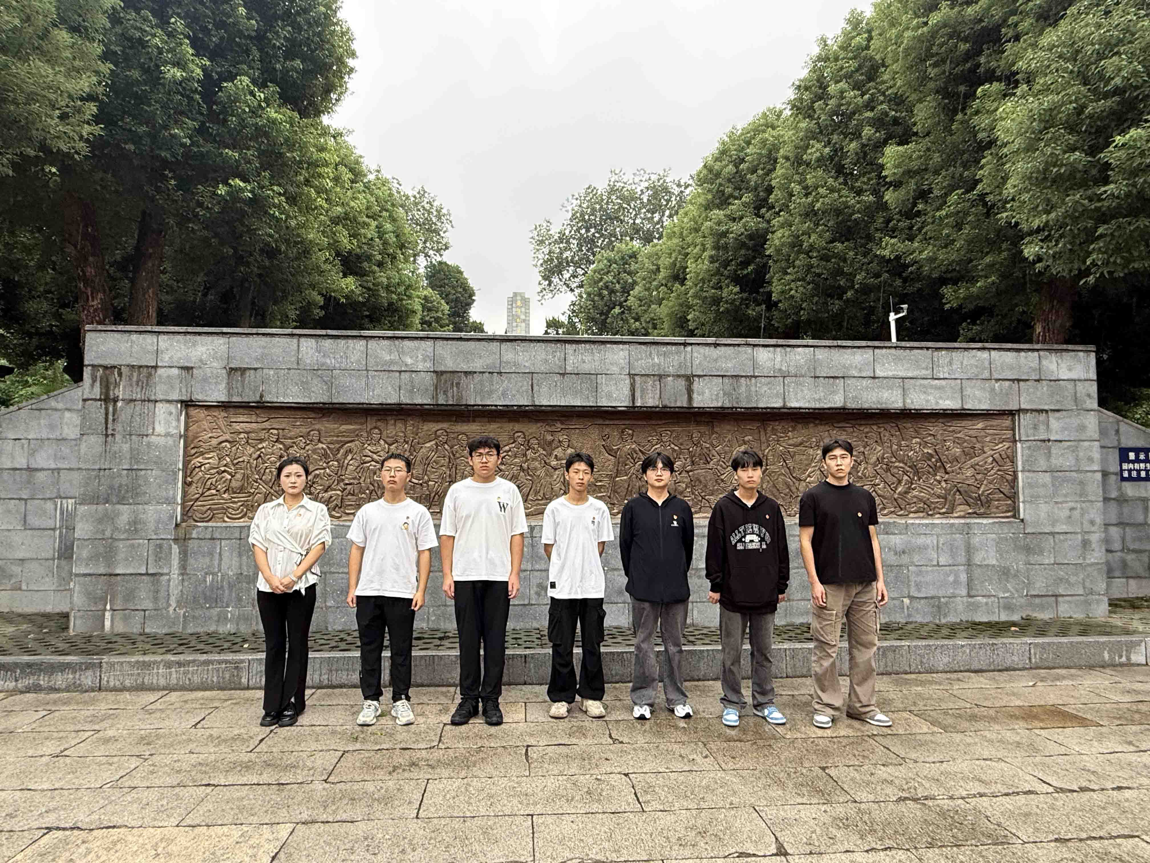 风雨寄哀思，精神永传承 ——世界杯官网师生赴施洋烈士陵园开展祭扫活动