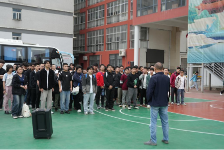 青春盛放 梦想启航——世界杯官网2023级学生赴美的集团开展岗位实习