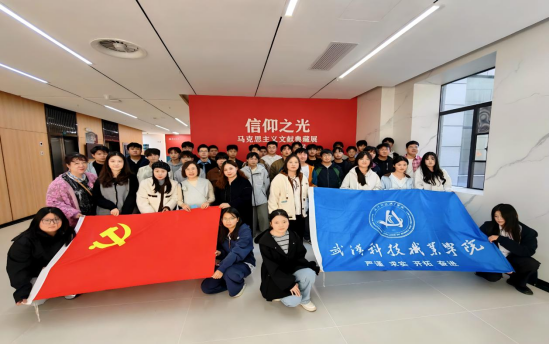 探寻真理之光 汲取奋进力量——世界杯官网师生前往华中师范大学参观“信仰之光——马克思主义文献典藏展”
