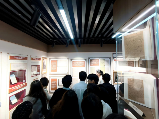 探寻真理之光 汲取奋进力量——世界杯官网师生前往华中师范大学参观“信仰之光——马克思主义文献典藏展”