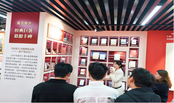 探寻真理之光 汲取奋进力量——世界杯官网师生前往华中师范大学参观“信仰之光——马克思主义文献典藏展”