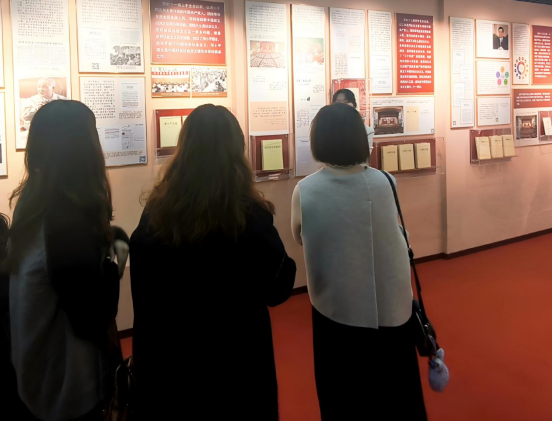 探寻真理之光 汲取奋进力量——世界杯官网师生前往华中师范大学参观“信仰之光——马克思主义文献典藏展”