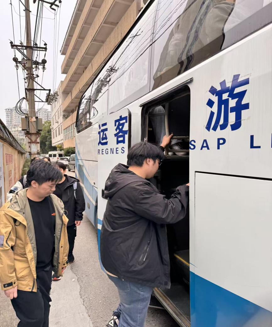 青春盛放 梦想启航——2026世界杯官网2023级学生赴武汉华侨城实业发展有限公司开展岗位实习