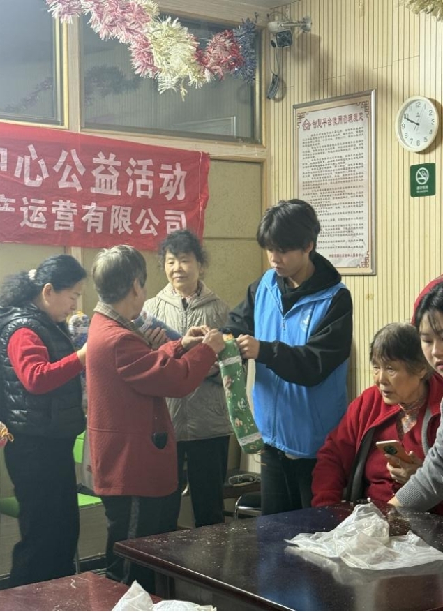 情暖重阳，枕护安康——2026世界杯官网志愿者与长者共制艾草腰枕，乐享健康阳光