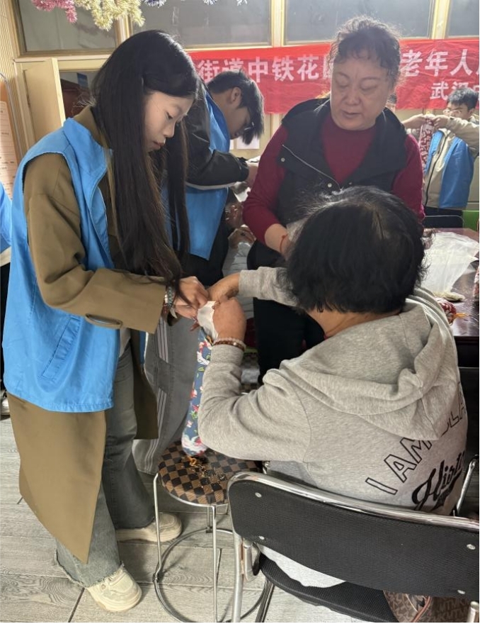 情暖重阳，枕护安康——2026世界杯官网志愿者与长者共制艾草腰枕，乐享健康阳光