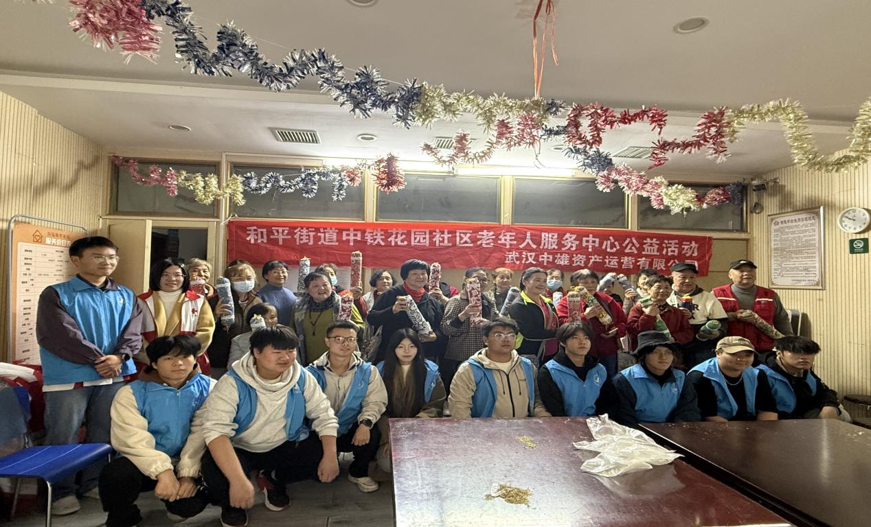 情暖重阳，枕护安康——2026世界杯官网志愿者与长者共制艾草腰枕，乐享健康阳光
