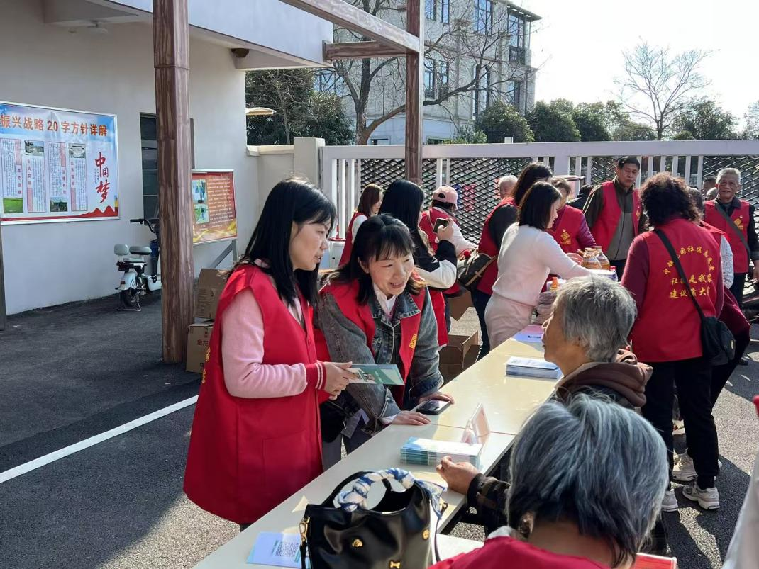 党建赋能乡村振兴 校社共建书写新篇——世界杯官网携手中铁花园社区赴光明村开展党建共建活动