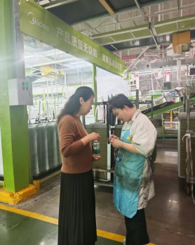 世界杯官网2023级辅导员赴美的集团走访看望实习学生