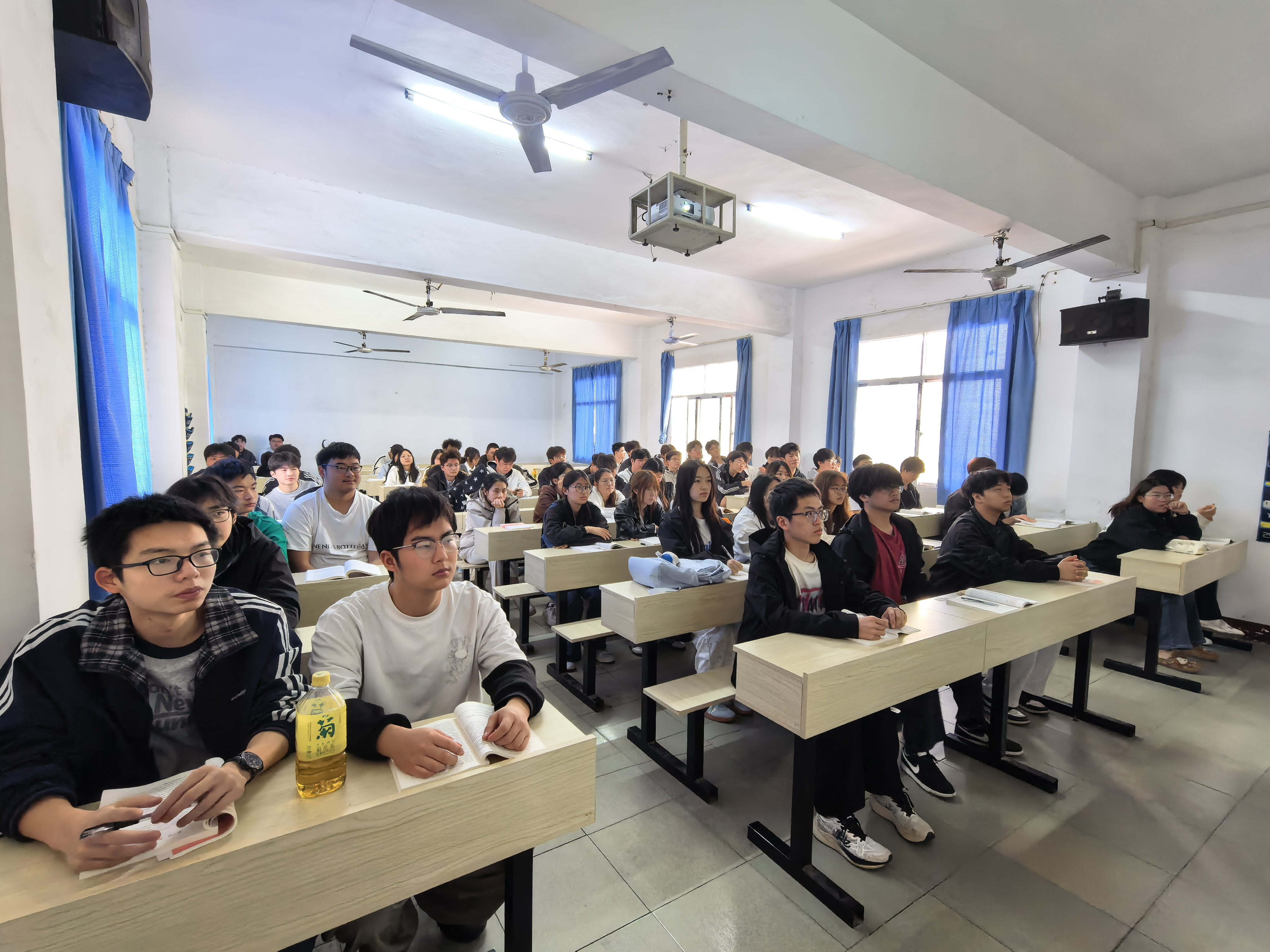 筑牢安全思想根基 勇担时代青年使命  —— 世界杯官网组织学生同上总体国家安全观 “思政大课”