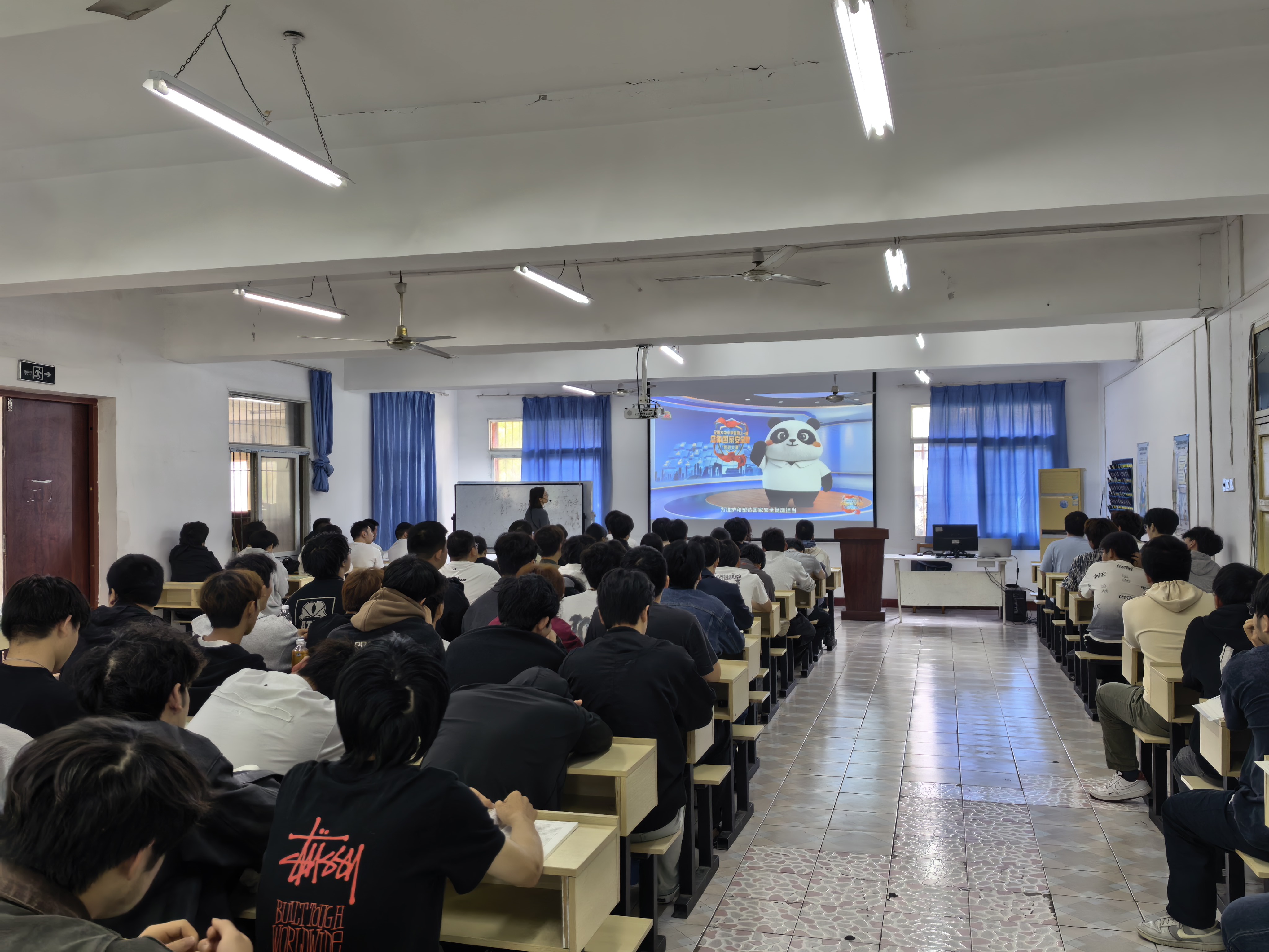 筑牢安全思想根基 勇担时代青年使命  —— 世界杯官网组织学生同上总体国家安全观 “思政大课”