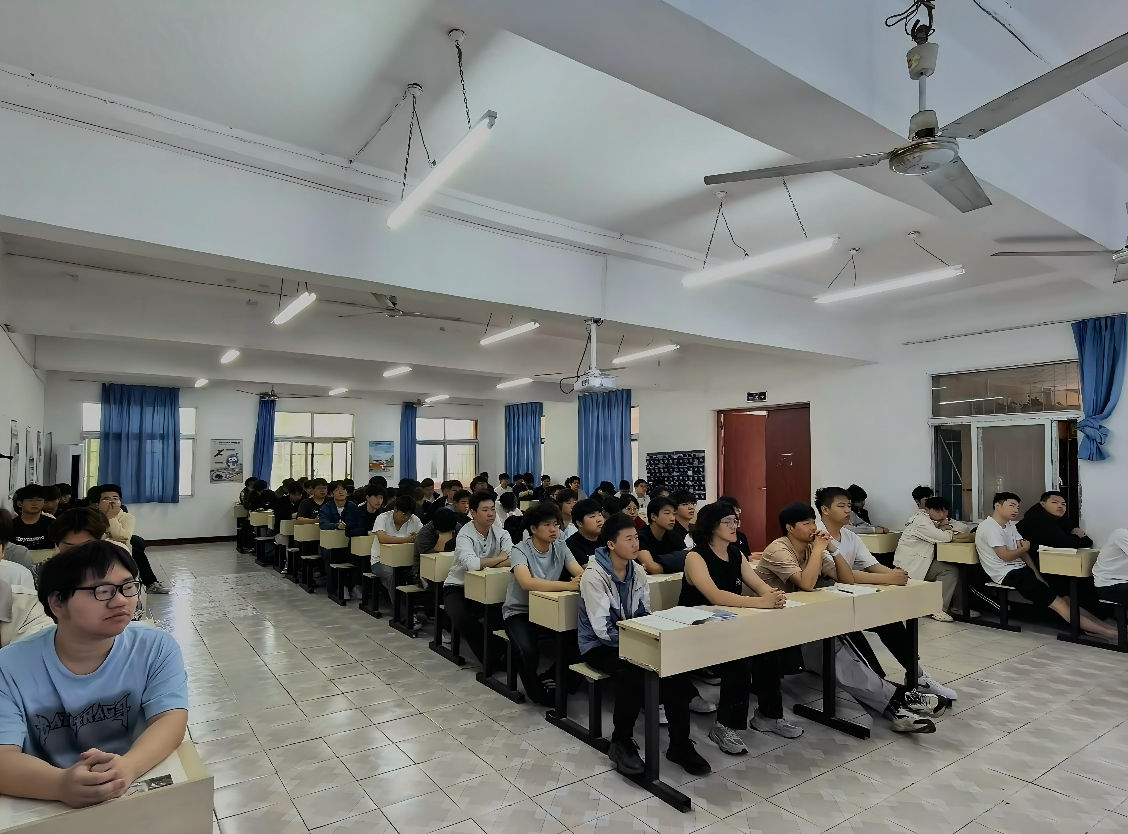 筑牢安全思想根基 勇担时代青年使命  —— 世界杯官网组织学生同上总体国家安全观 “思政大课”