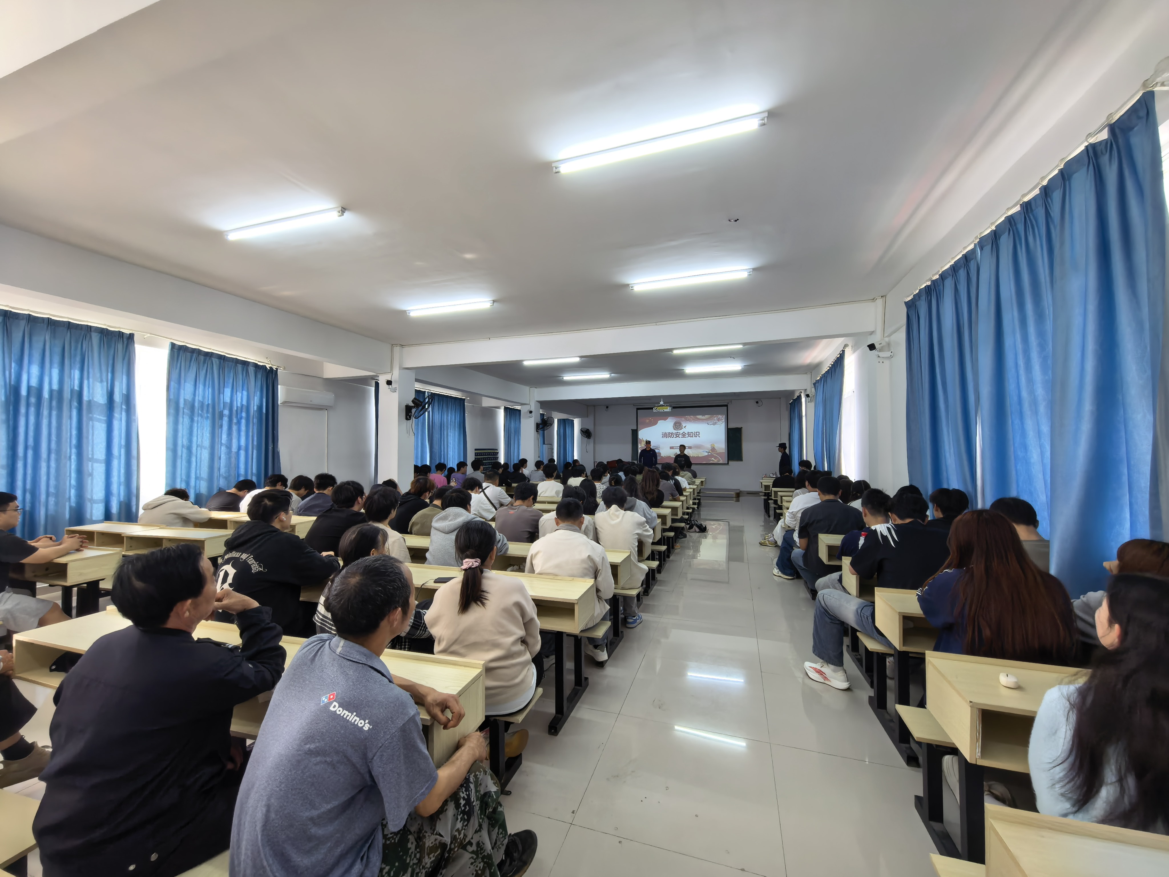 消防演练进校园，筑牢安全“防火墙”  ——世界杯官网成功举办消防宣传与演练活动