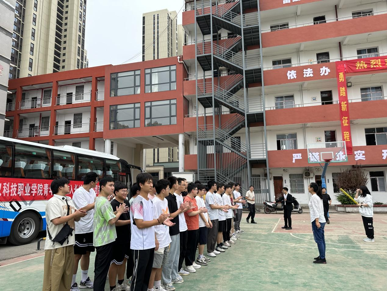 武科职学子开启新征程：世界杯官网欢送学生赴企业实习就业！