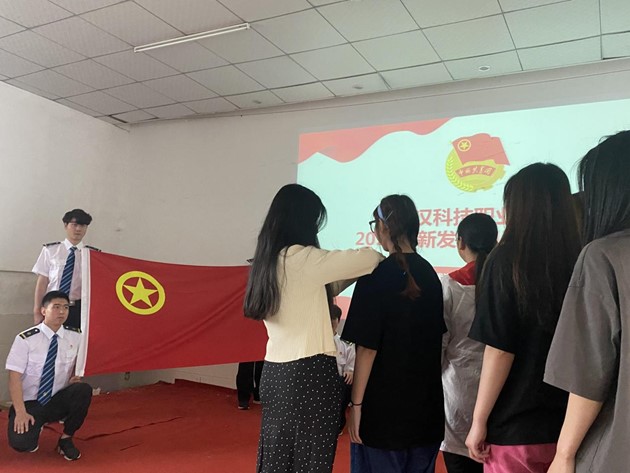 世界杯官网举办首届团课结业典礼暨入团仪式