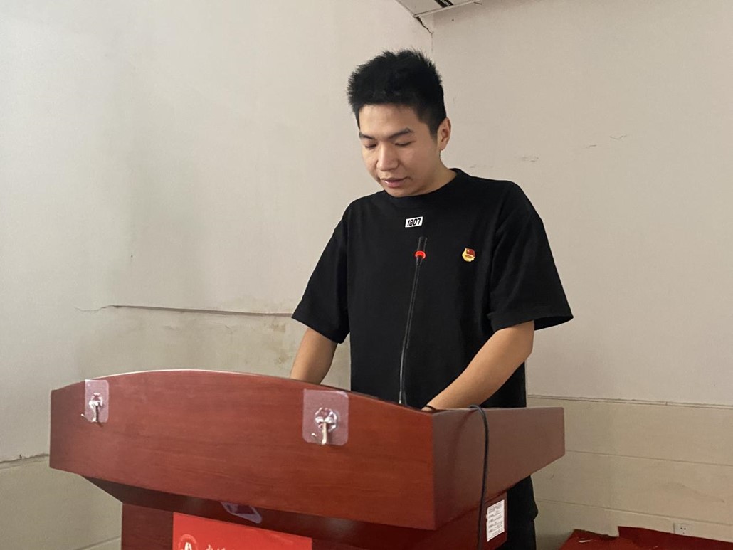 世界杯官网举办首届团课结业典礼暨入团仪式