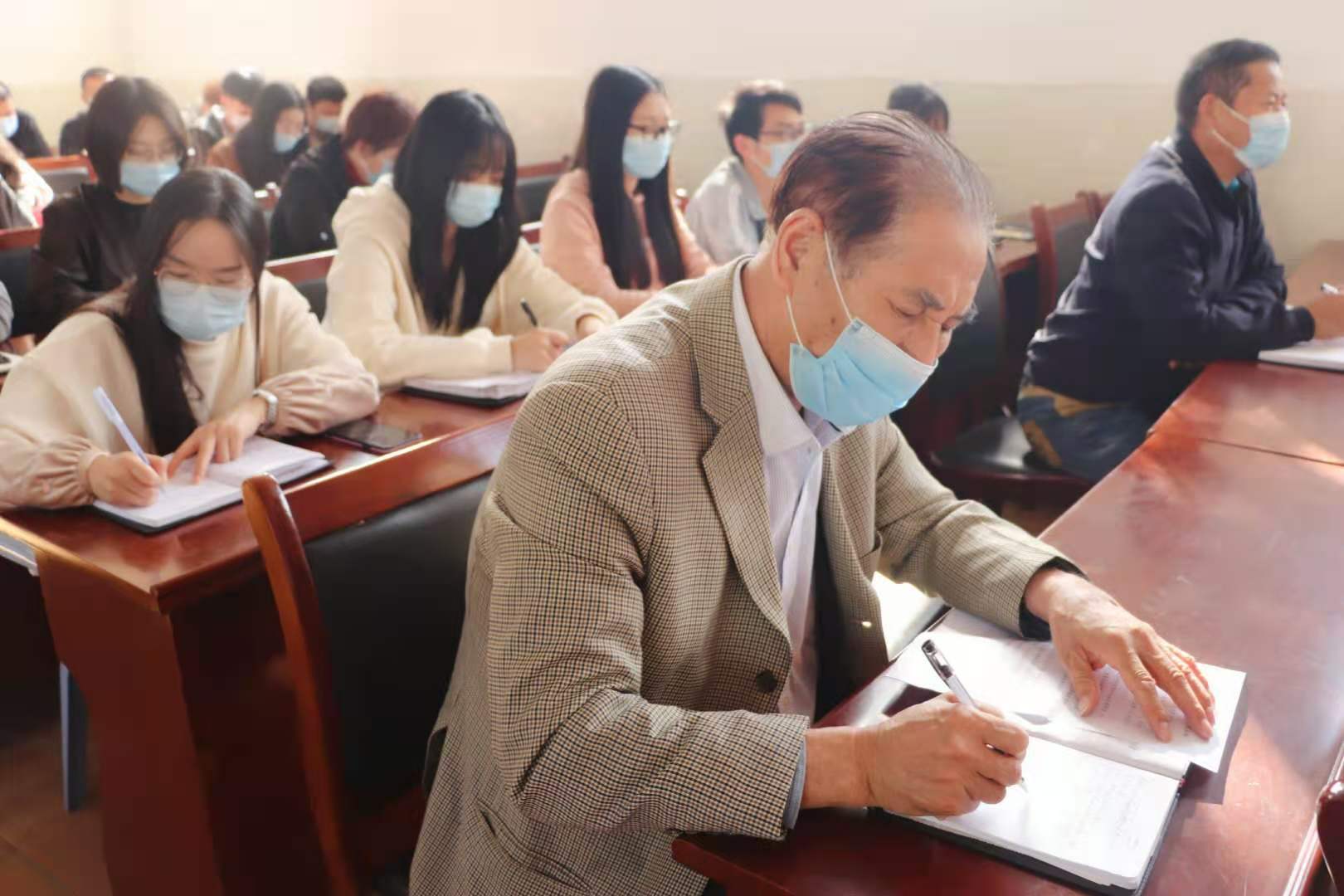 世界杯官网组织党员干部及广大师生 学习贯彻党的十九届五中全会精神