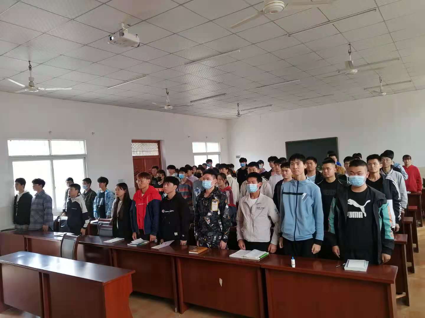 世界杯官网举行第三十期业余党校开班仪式