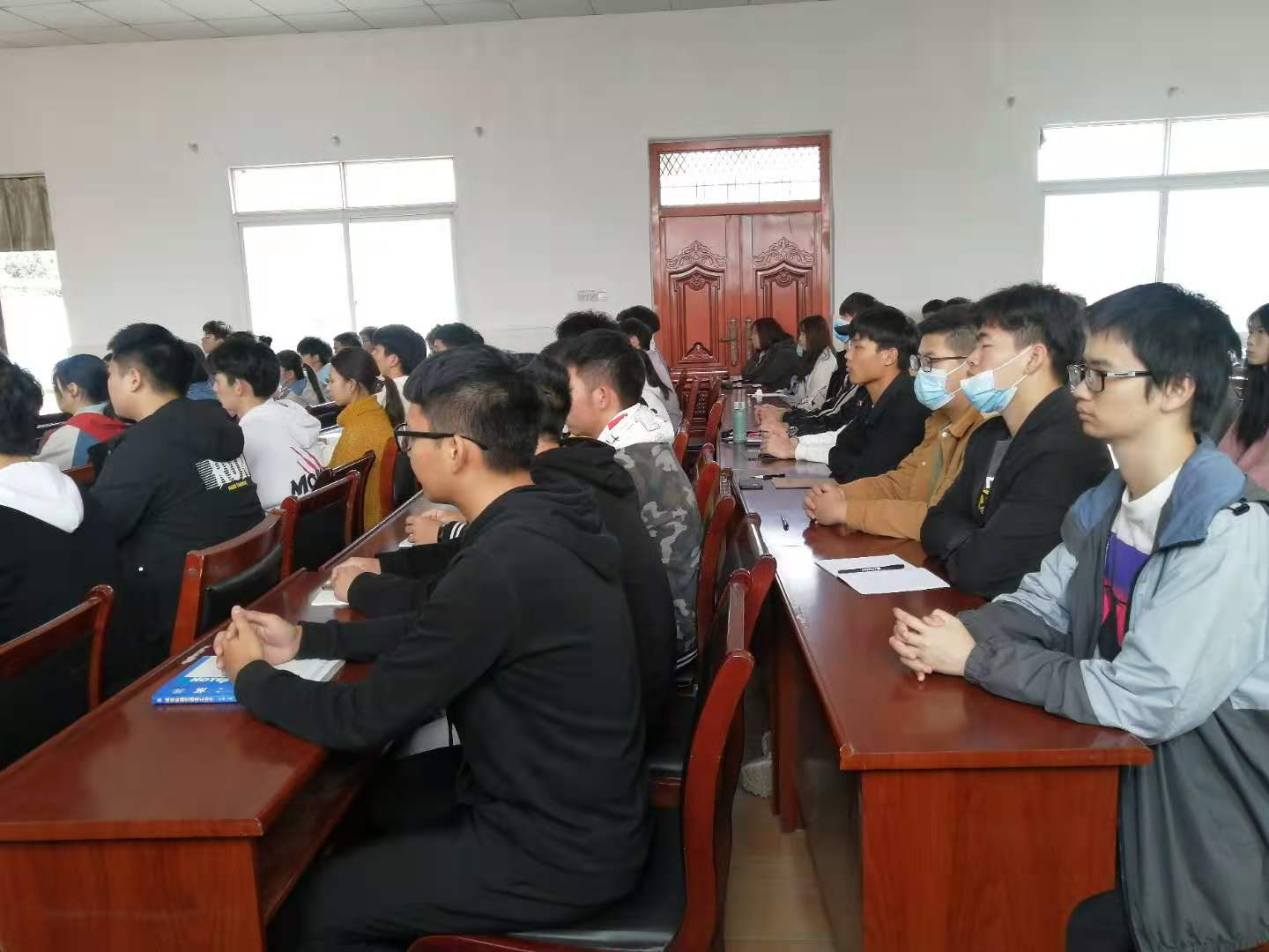 世界杯官网举行第三十期业余党校开班仪式