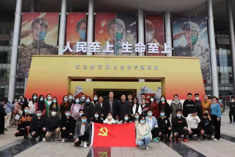 人民至上，生命至上 世界杯官网组织党员教职工及入党积极分子 到武汉客厅参观抗疫专题展览