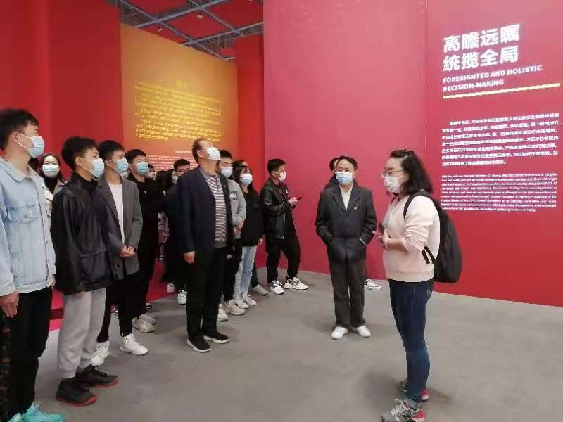 人民至上，生命至上 世界杯官网组织党员教职工及入党积极分子 到武汉客厅参观抗疫专题展览