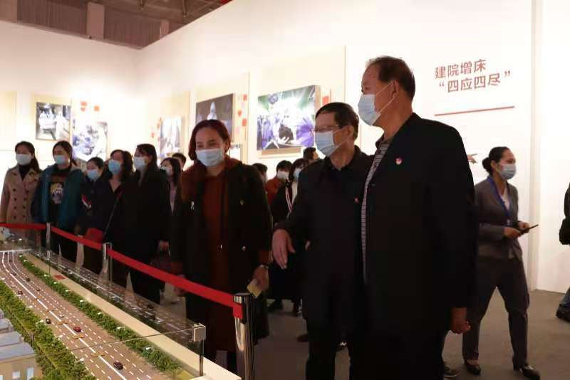 人民至上，生命至上 世界杯官网组织党员教职工及入党积极分子 到武汉客厅参观抗疫专题展览