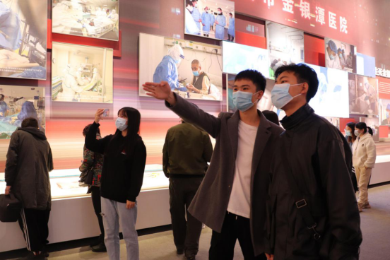 人民至上，生命至上 世界杯官网组织党员教职工及入党积极分子 到武汉客厅参观抗疫专题展览