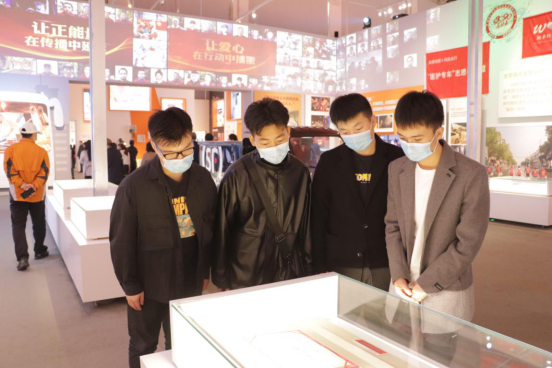 人民至上，生命至上 世界杯官网组织党员教职工及入党积极分子 到武汉客厅参观抗疫专题展览