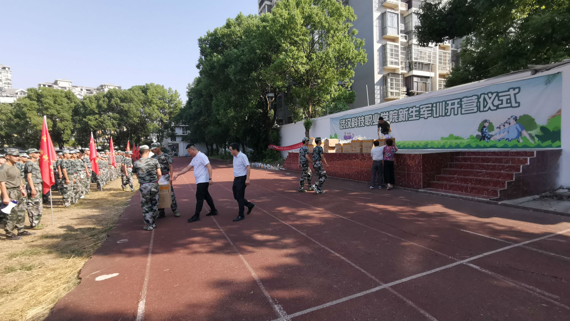“浓情中秋，爱满校园”我校为军训新生发放月饼