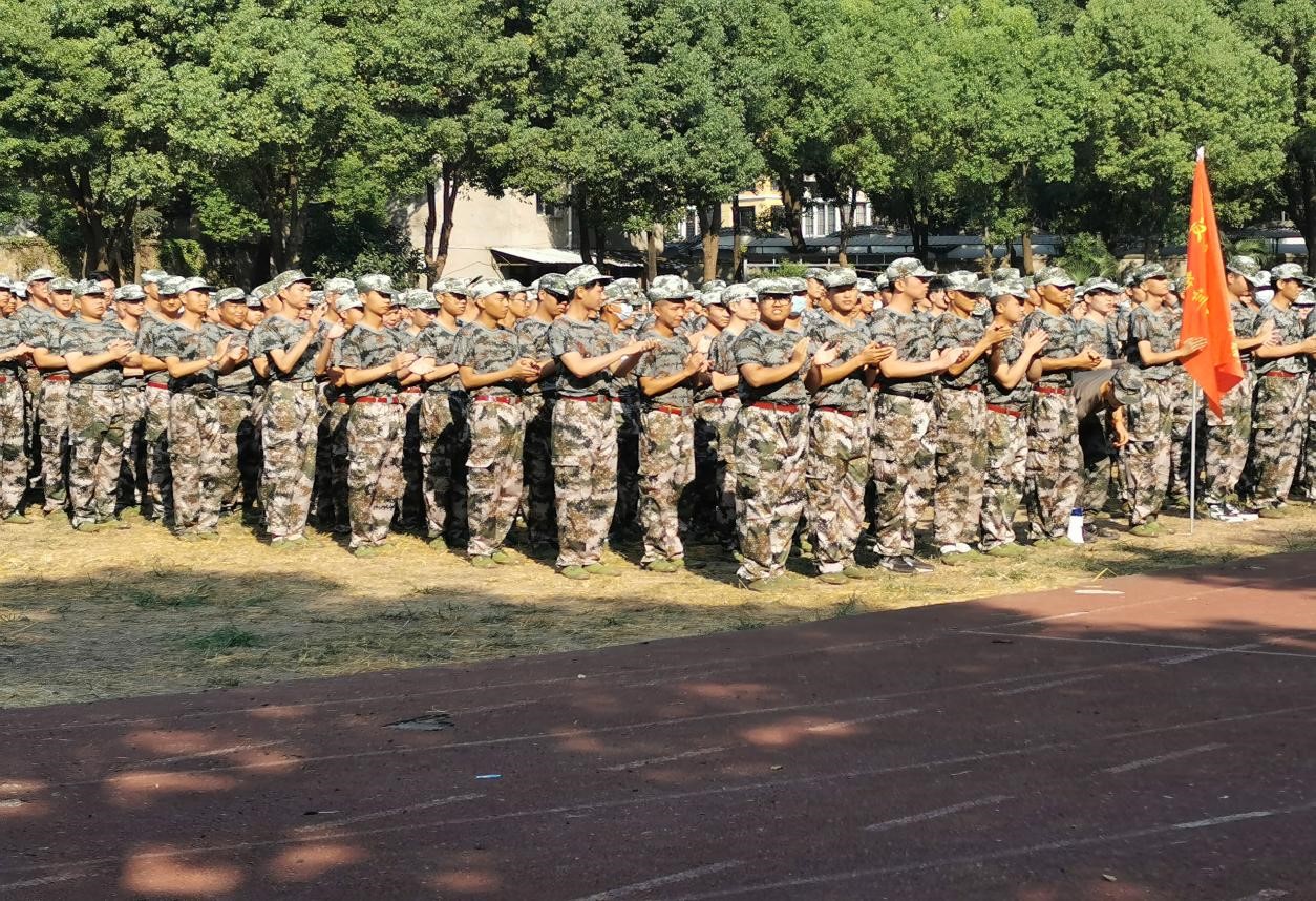 “浓情中秋，爱满校园”我校为军训新生发放月饼